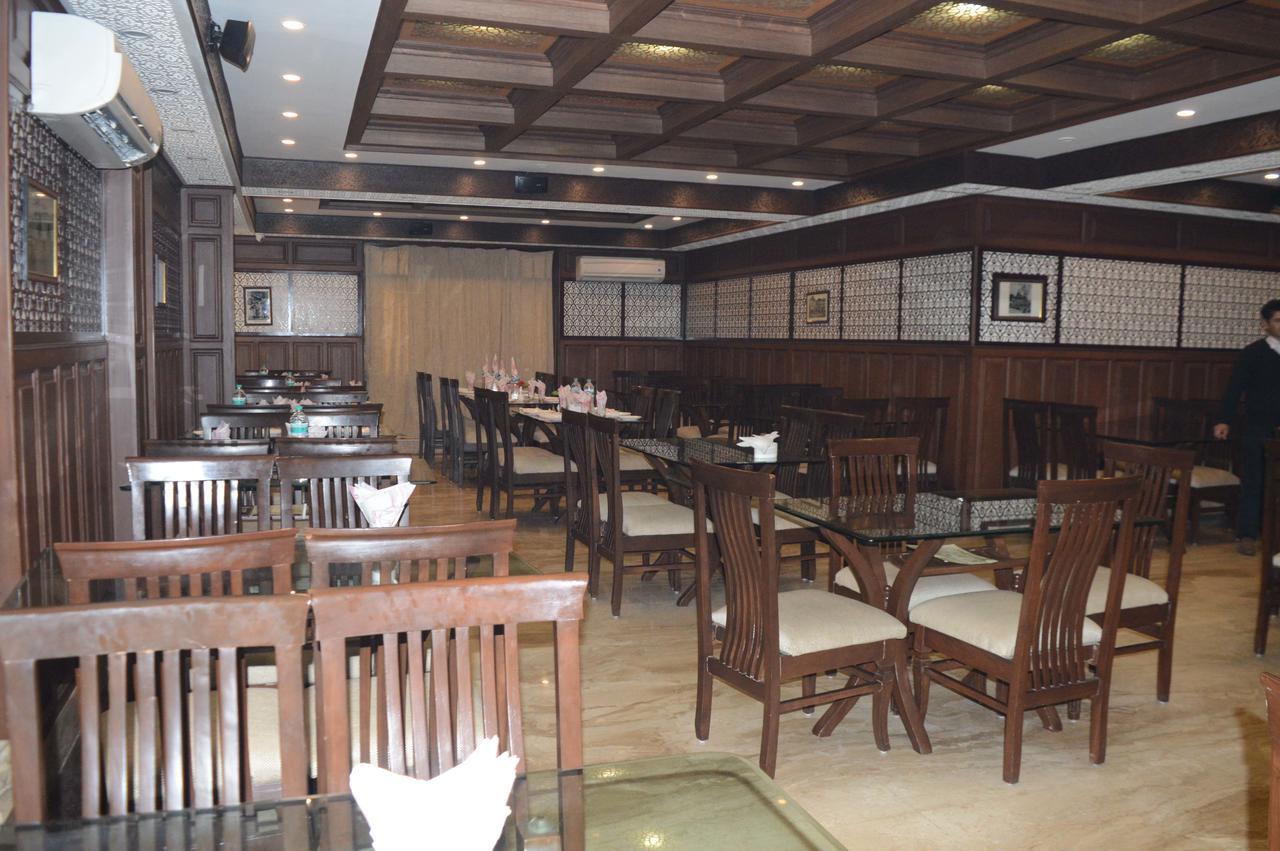 Standard Hotel And Resturant Srīnagar Exteriér fotografie
